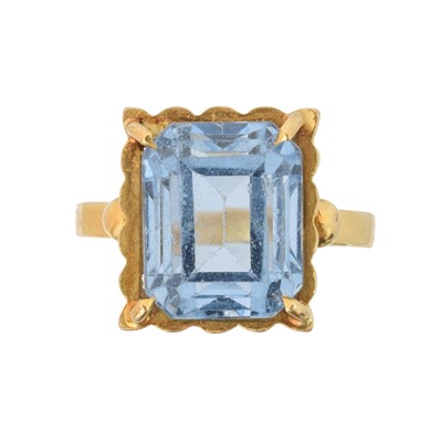 Lot 38 - A blue paste ring