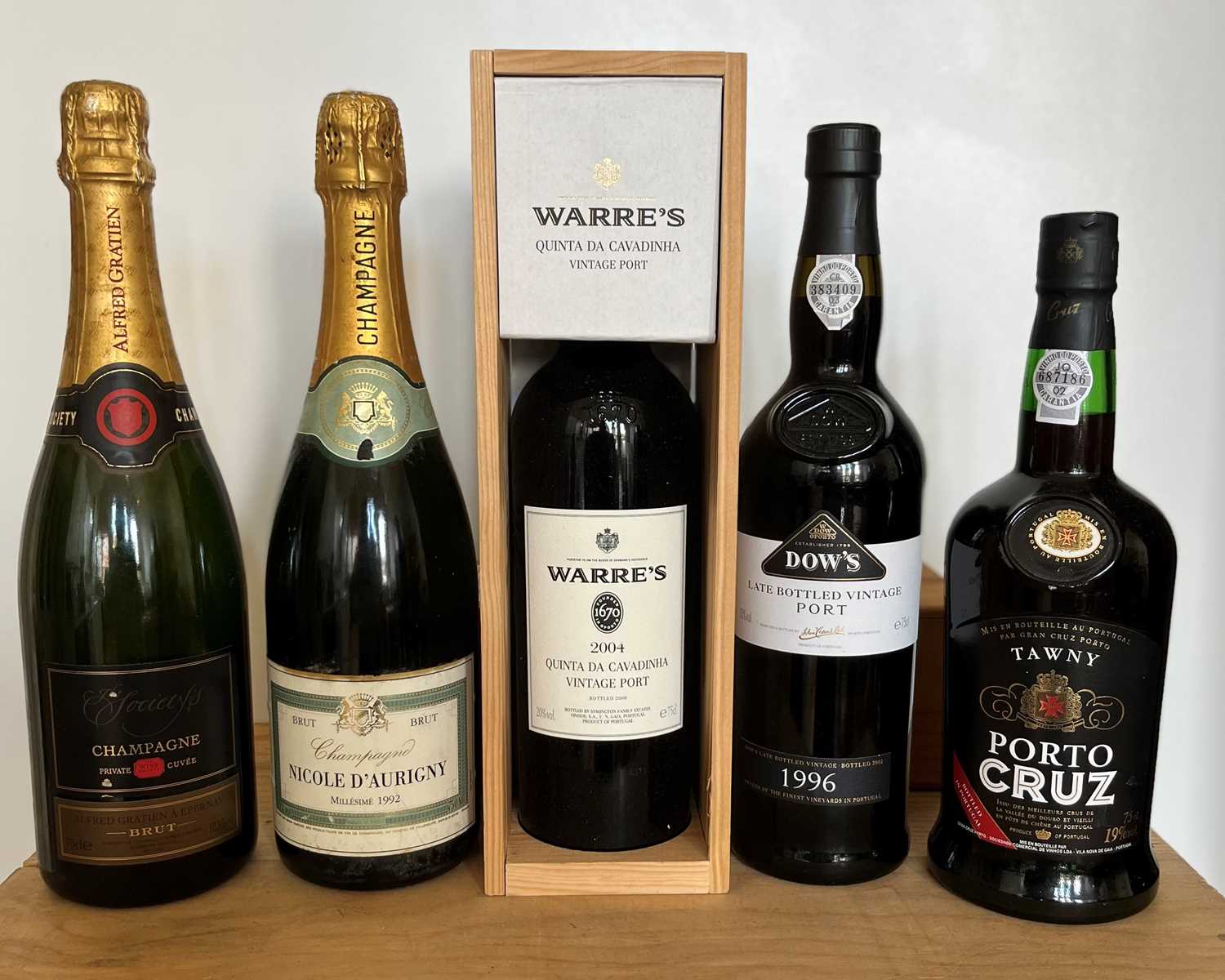 Lot 25 - 5 Bottles Mixed Lot Champagne and Port