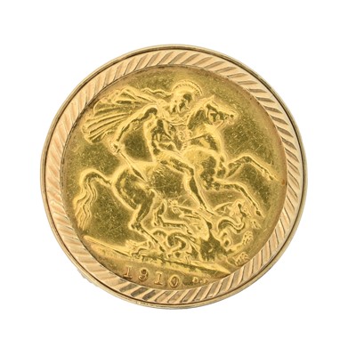 Lot 101 - A George V sovereign ring
