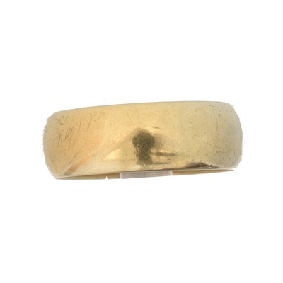 Lot 24 - A 9ct gold band ring