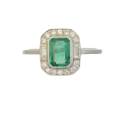 Lot 174 - An emerald and diamond cluster ring