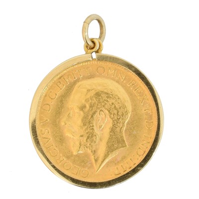 Lot 68 - A George V sovereign pendant