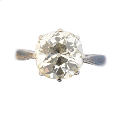 Lot 136 - A diamond single stone ring