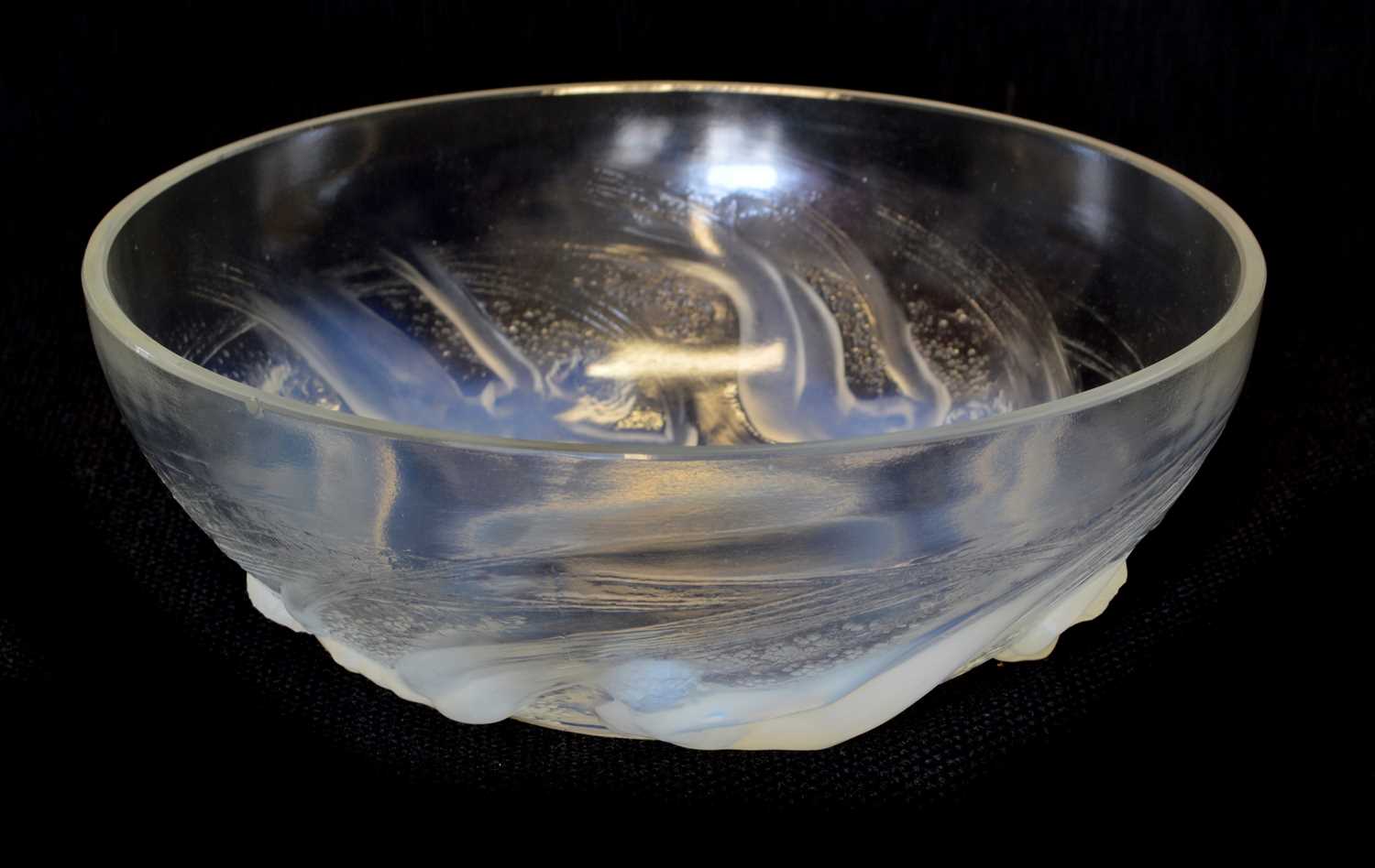 Lot 100 - Lalique 'Ondines' pattern bowl