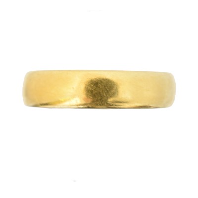 Lot 31 - A 22ct gold band ring