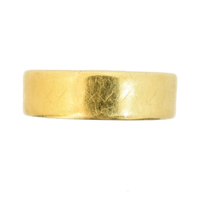 Lot 30 - A 22ct gold band ring