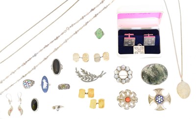 Lot 93 - A selection of silver and white metal jewellery