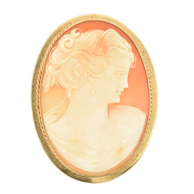 Lot 4 - A 9ct gold shell cameo brooch