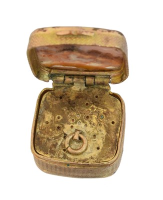 Lot 89 - An early 19th century gilt metal and agate vinaigrette