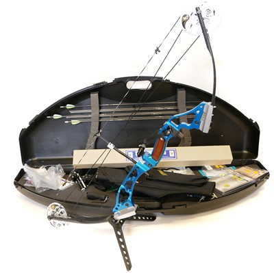 Lot 267 - Browning BB50 Oasis compound bow and accessories