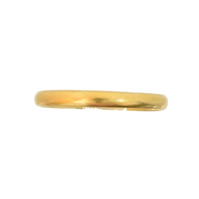 Lot 32 - A 22ct gold band ring