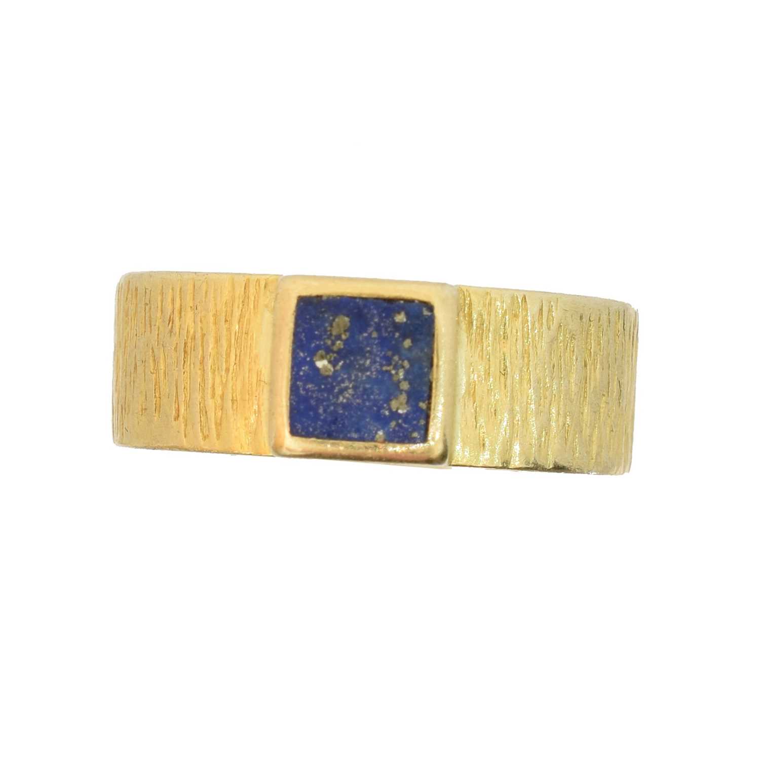 Lot An 18ct gold lapis lazuli band ring