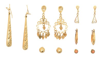 Lot 18 - A selection of earrings
