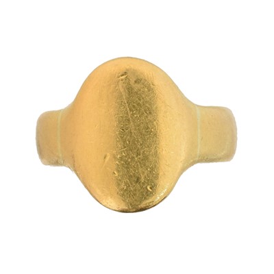 Lot 34 - A 22ct gold signet ring