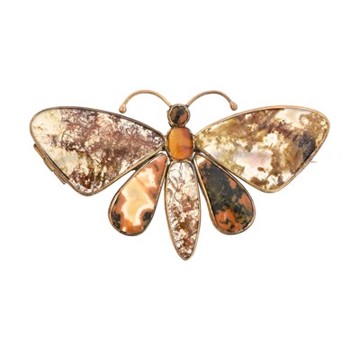 Lot 13 - An agate butterfly brooch