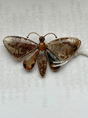 Lot 13 - An agate butterfly brooch