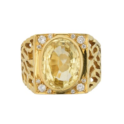 Lot 107 - A sapphire and diamond dress ring