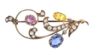 Lot 16 - An early 20th century sapphire and diamond brooch
