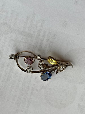 Lot 16 - An early 20th century sapphire and diamond brooch