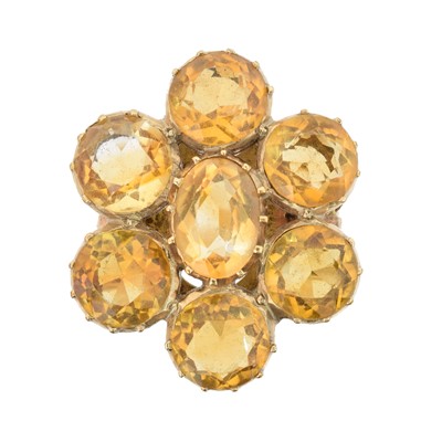 Lot 110 - A citrine cluster ring