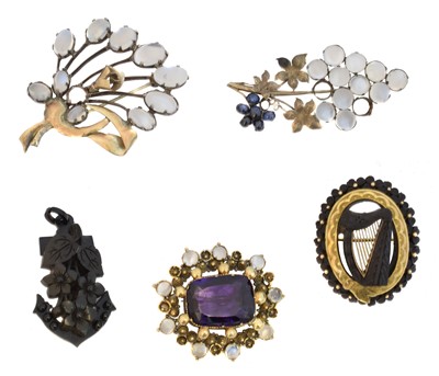 Lot 84 - A selection of jewellery