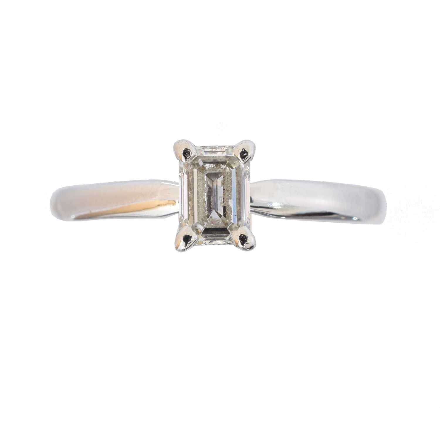 Lot 147 - An 18ct gold diamond single stone ring