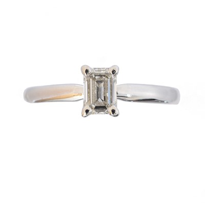 Lot 147 - An 18ct gold diamond single stone ring