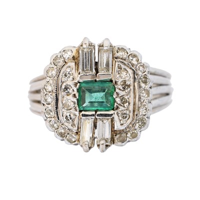 Lot 119 - An emerald and diamond cluster ring