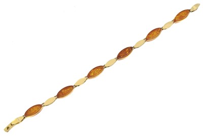 Lot 10 - An amber bracelet