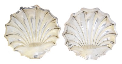 Lot 106 - A pair of silver shell shaped dishes