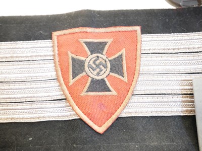 Lot 472 - Collection of militaria