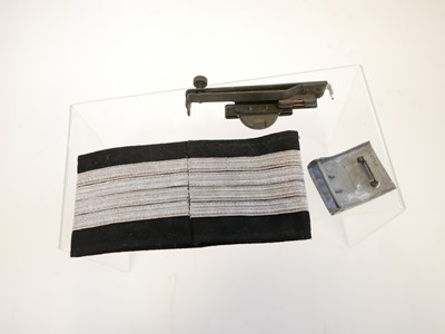 Lot 472 - Collection of militaria