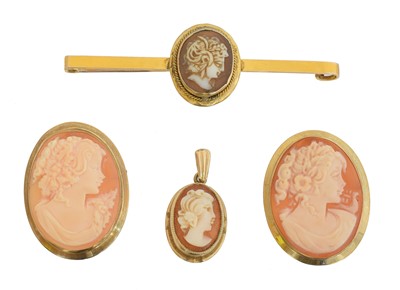 Lot 101 - A selection of 9ct gold shell cameo jewellery