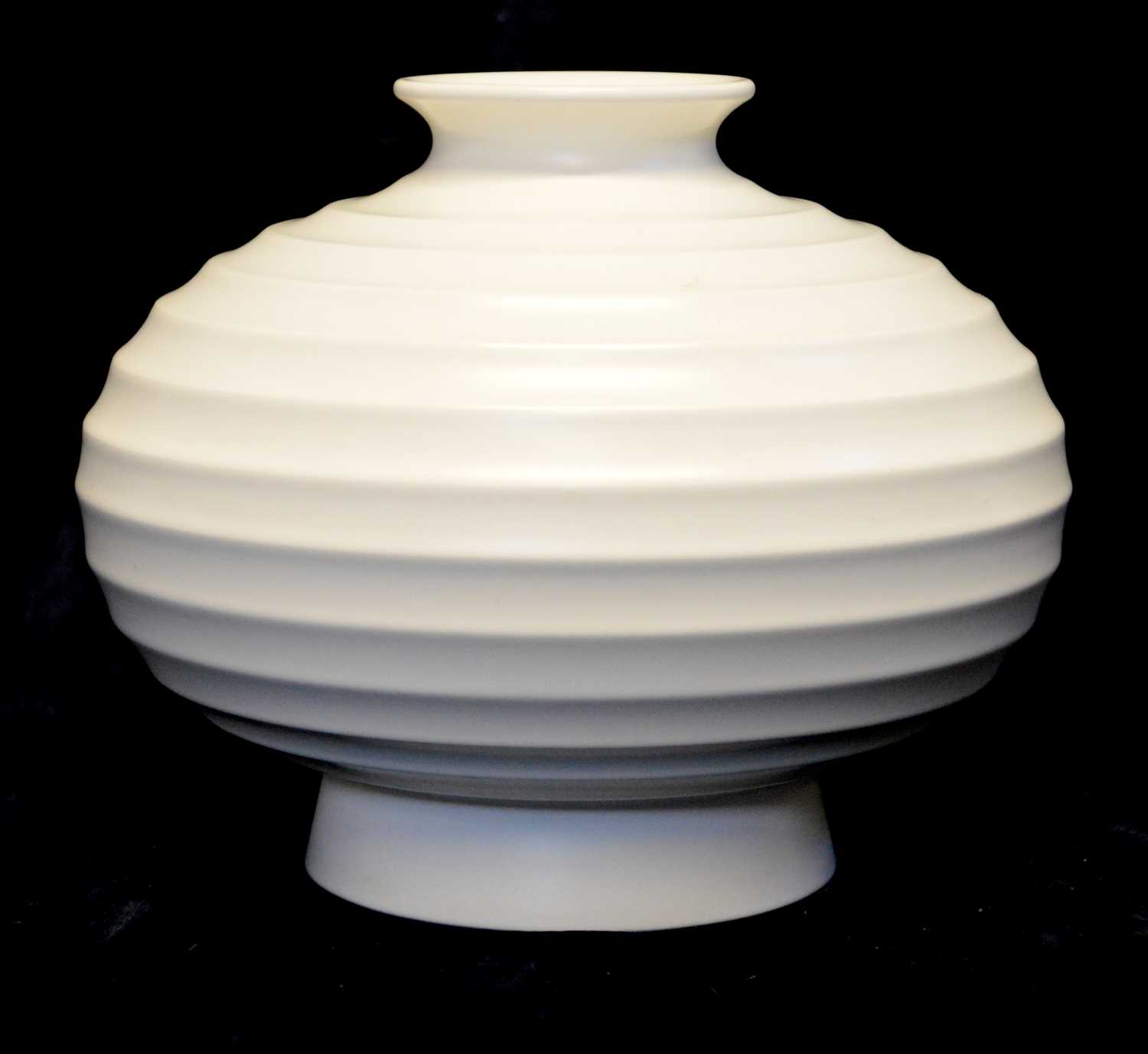 Lot 95 - Wedgwood Keith Murray vase