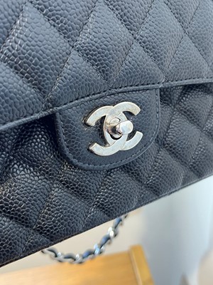 Lot 148 - A Chanel double flap handbag