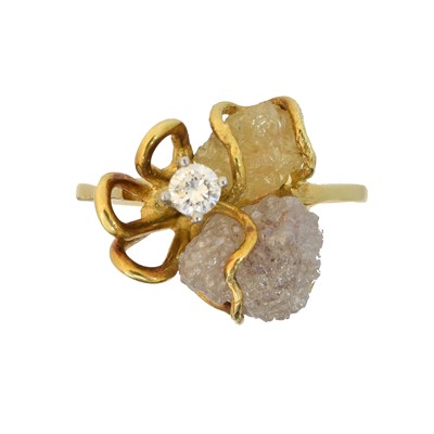 Lot 104 - An 18ct gold diamond dress ring