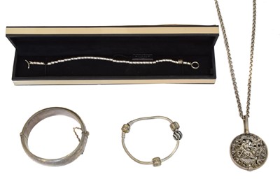 Lot 120 - A selection of silver jewellery
