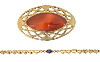Lot 29 - A 9ct gold brooch and bracelet