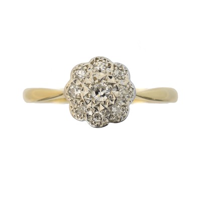 Lot 13 - A diamond cluster ring