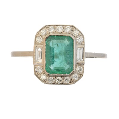 Lot 126 - An emerald and diamond cluster ring