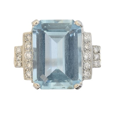 Lot 130 - An aquamarine and diamond dress ring
