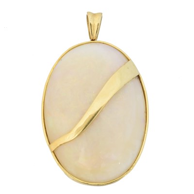 Lot 76 - An opal pendant
