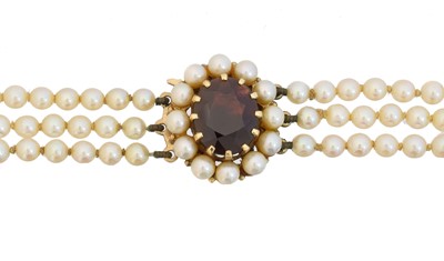 Lot 28 - A 9ct gold garnet and cultured pearl necklace