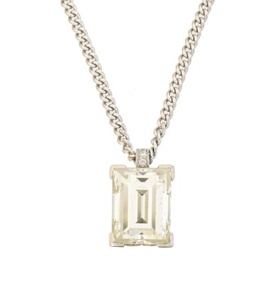 Lot 21 - An impressive diamond pendant