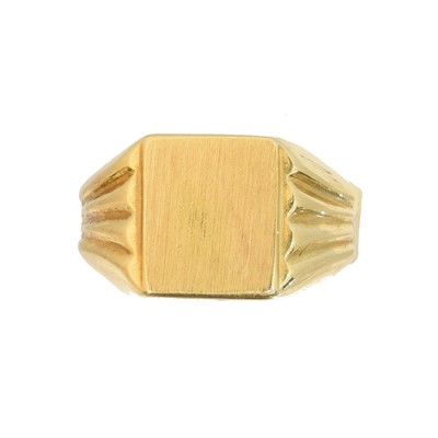 Lot 75 - An 18ct gold signet ring