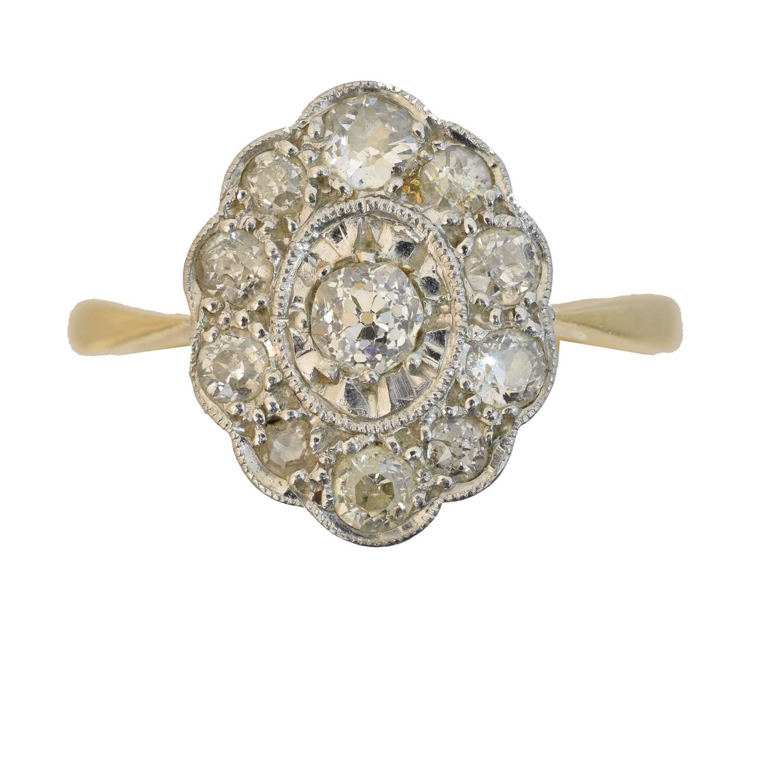 Lot 140 - A diamond cluster ring