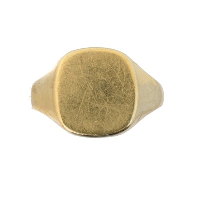 Lot 73 - A 9ct gold signet ring