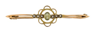 Lot 3 - An early 20th century peridot and split pearl bar brooch