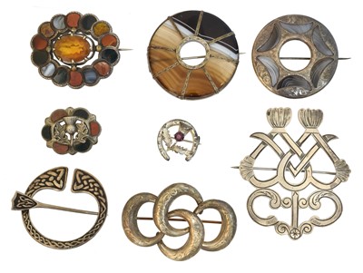 Lot 114 - A selection of jewellery