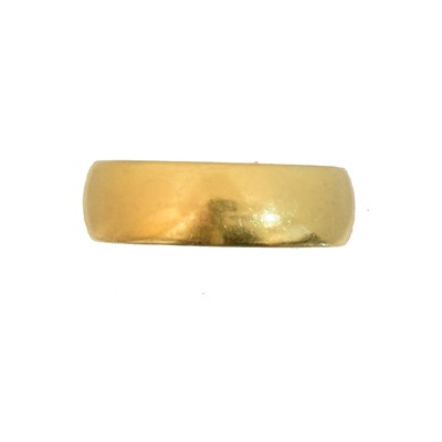 Lot 133 - A 22ct gold band ring